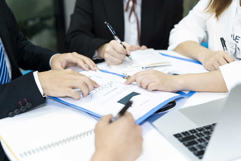 千庫網(wǎng)_商務(wù)辦公討論會(huì)議攝影圖_攝影圖編號(hào)80138 (1)